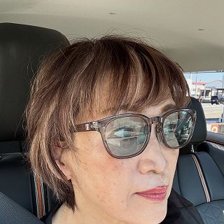 先日入れたハイライトが、いい感じになってきました♪

根本はグレイカラー
顔周りにローライト(自己オーダーさせて頂きました🤭)
ハイライトは左右フロントとフェイスラインの3枚
ブリーチ2回にオンカラー

全体的に、パープルよりのピンクベージュにオンカラー🪻

小顔効果プラス肌色アップ効果❣️

アラフィフ／私の年齢の方もオススメ‼️
ハイライトカラーお試し下さい🩵🩷
