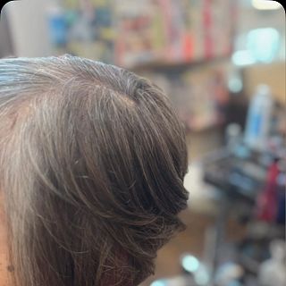 7月のお客様✂️

白髪をオシャレに活かす
ところどころ残しつつ、全体的にナチュラル系ハイトーンカラーを施して、がっつり染めずのニュアンス的ヘアーカラーに👍

もうすぐ80歳！😳見えないです
クセ毛を活かし、白髪を活かし、80歳マダムスタイルに仕上げてみました✌️
これからも、お元気でいて下さいね♪

#ヘアカラー #シルバーカラー #シニアメッシュ
