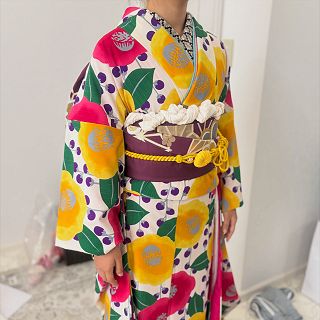 9月の着付け

家族写真の為、振袖の着付けを担当させて頂きました👘

個性的なお嬢様のイメージに合わせたお着物…
帯は、柄のない裏面を主に使い、柄の部分もバランスよく…👍
帯揚げもクルクルひねってみました✨
帯結びも屏風ひだで華やかに…

施術中にイメージを考えながら、めちゃくちゃ、楽しかった🤗