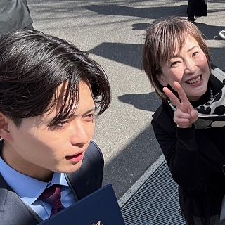 次男卒業しました🌸

長い間お付き合い頂いているお客様方々から、沢山のお祝いのお言葉をいただき、ありがとうございます。
中には、産まれる前からご来店くださっている方も…感謝致しております。
小学校入学前頃から店に来ては、たくさんのお客様からお声かけしていただいたり、遊んで頂いたり…サッカーの応援もしてくださったりと…

サロンインスタで、お礼申し上げます。

来月から東京での社会人生活スタートです。

これからも、宜しくお願い致します