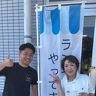 [うみのこてらす]

海部郡、徳島市拠点で活動されている、フリースクール
次男の友達が、子ども支援事業部/海部、徳島拠点長で活動されています。

日々の関わりの中で、子供達に必要な
＊つながる環境
＊学ぶ環境
＊多様な環境
の考えから、自分らしく生きていく力の育成がある

フリースペース、中高生のフリーカフェ、オンライン支援があったりと、様々な活動をされております。
子供食堂は、活動のひとつです。

学校に行きづらい、家にこもりがちでつながりが欲しい、学習や学力のことが不安、将来への不安…等
何処に相談したらいいの？
一度、ご相談してみて下さい
当店でも、パンフレット等をお渡しできる様にします！

私自身も、働きながら子育てし、色んな悩みとぶつかり、模索しながら過ごしてきた時もありました。
こんな居場所に出逢ってたら…と思っておりました。

美容室という空間の中で、親御さんの立場のお客様の子育て悩み、不登校について、接客の中で話しした事も多々あり、教育者の立場の方々とも話す機会もありました。

私自身も子供の不登校で悩んだ時期もありました。
働く母親という立場を経て、何か出来ることがあればいいなぁ…と考えております😄

#うみのこてらす 
#フリースクール
 #こども食堂
#フリースペース
#中高生のフリーカフェ