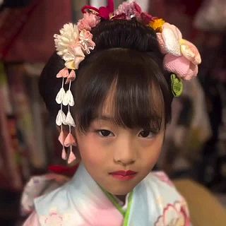 11月の撮影のお手伝い📸

七五三の撮影
7歳の女の子の振り袖
新日本髪にもチャレンジしてみました🌸
始めは不安でしたが、とってもお気に入り✨✨

撮影を終えお参りに出かけました⛩️

#七五三前撮り撮影 
#7歳女の子
#新日本髪アレンジ 
#ひとりサロン
#出張着付け承ります 
#予約優先
