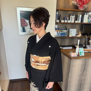 5月のお客様👘

息子様の結婚式💒
お着付けとヘアーアレンジをさせて頂きました🌸