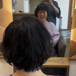 4月のお客様✂️

いつものストレートショートボブから、動きのあるパーマスタイルへチェンジ✌️🥰

首のあたりの裾と表面、ところどころにストレートを施し、パーマのロット巻きは4本
後から表面にロット巻きを入れる事で、スタイリング剤に合わせた動きの出せるカール感‼️

#エアウェーブパーマ 
#ストレートパーマ
#クセとボリュームが悩み
#予約優先 
#ひとりサロン