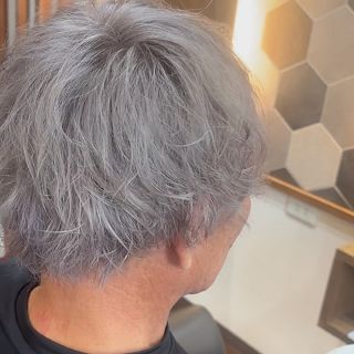 6月のお客様✂️

同級生を若作りしてみました
第4弾です！

ホームカラーで黒染め😳
今回、思い切ってシルバーカレーにチャレンジ🤗
ハイライトブリーチにオンカラー
