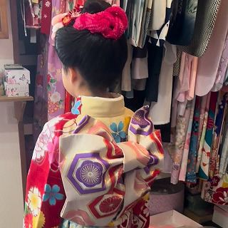 3月の撮影のお手伝い👘

10歳女の子
振袖の着付けとヘアセットを担当させて頂きました。

ヘアセットは新日本髪風で…🌸

#10歳女の子振袖
#二分の一成人式 
#新日本髪風
#予約優先 #着付け承ります