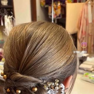 3月の撮影のお手伝い📸

お着物用のヘアセット
シンプルなイメージを残しつつ、編み込みとひねりで少しルーズ感

ドレスヘアにもオススメです✨

#和装ヘアーアレンジ 
#お着付け承ります