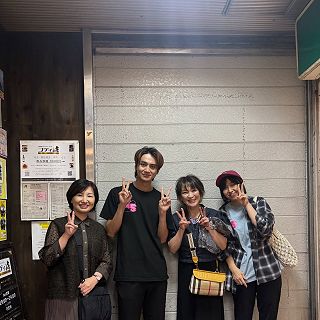 本日は、昔からお世話なっているお客様と、お芝居を観に行ってきました。

実は、私の知人の息子が俳優高天だいき君(1枚目写真)です。
この度、一緒に劇団所属している小山めぐみさん(2枚目写真)とだいき君の、姉弟の絆を描いた二人芝居、他小山さんのひとり芝居とトークショー
迫力あり感動しました😊