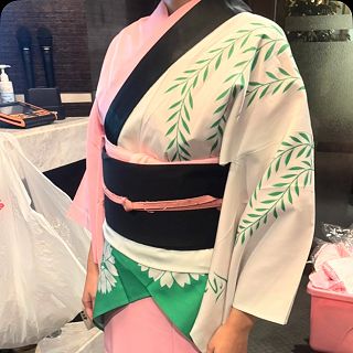 8月12日〜15日徳島のお盆

阿波踊り用浴衣の着付けのお仕事

来店されるのお客様へ、店内でも阿波踊り気分を満喫していただきたいとの事👘

#阿波踊り女踊り浴衣
#徳島のお盆 
#帯結びは三つ花結び
#帯揚げ帯締めで形を整える
