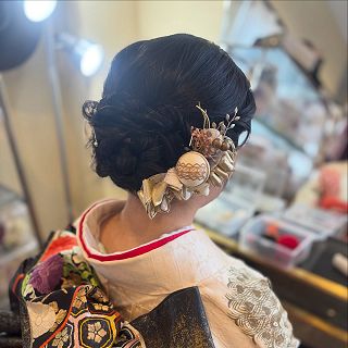 3月のブライダル撮影のお手伝い📸

お兄様のご結婚です
今回、祖母様の振袖を、お母様へお仕立てし、今回お嬢様がお召しになられた素敵なお着物です👘

初の和装
成人式の予行練習ですね🤗

#振袖から付け下げ
#ブライダル家族写真 
#和装ヘアセット